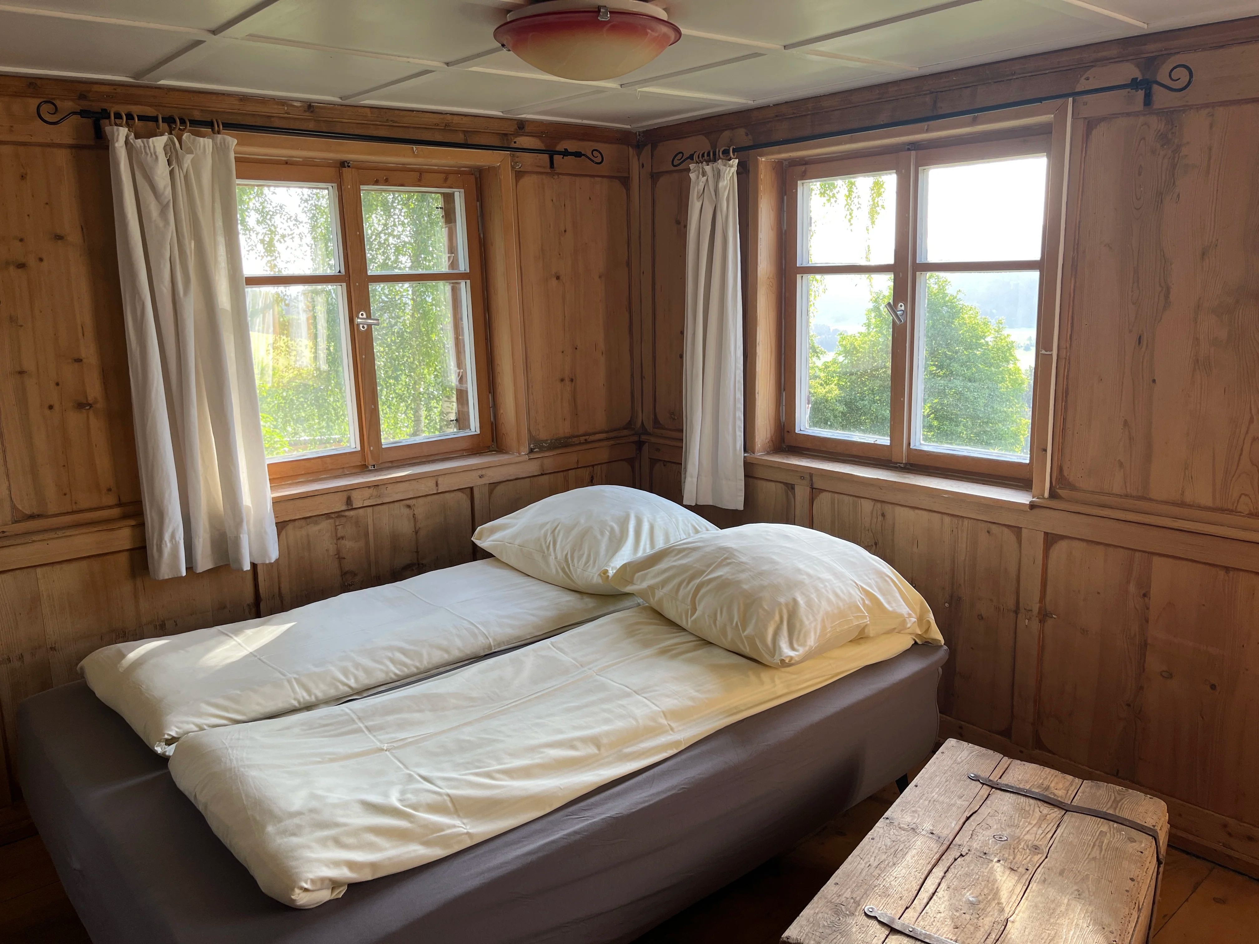 Doppelbett am Fenster