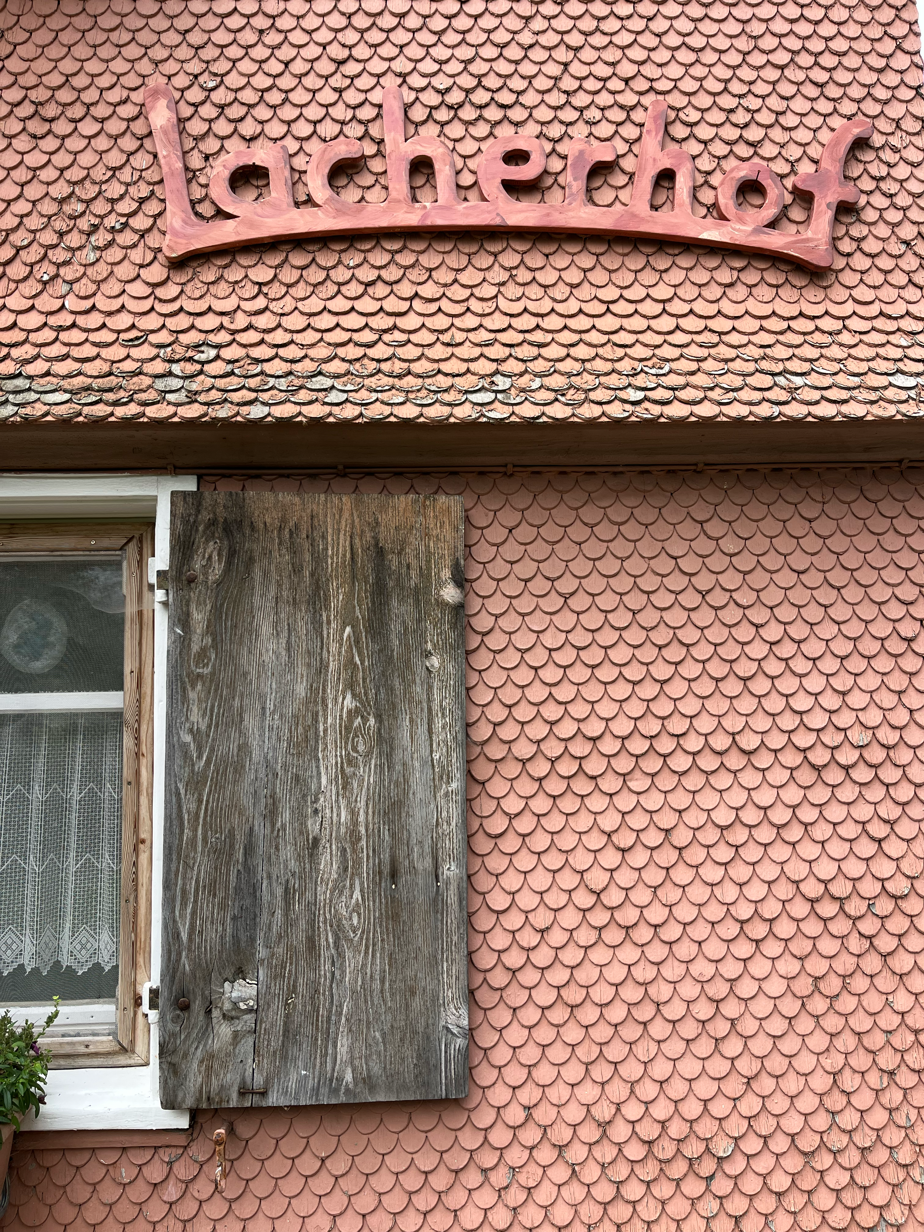 Holzschindeln an der Fassade und unser Hofschild