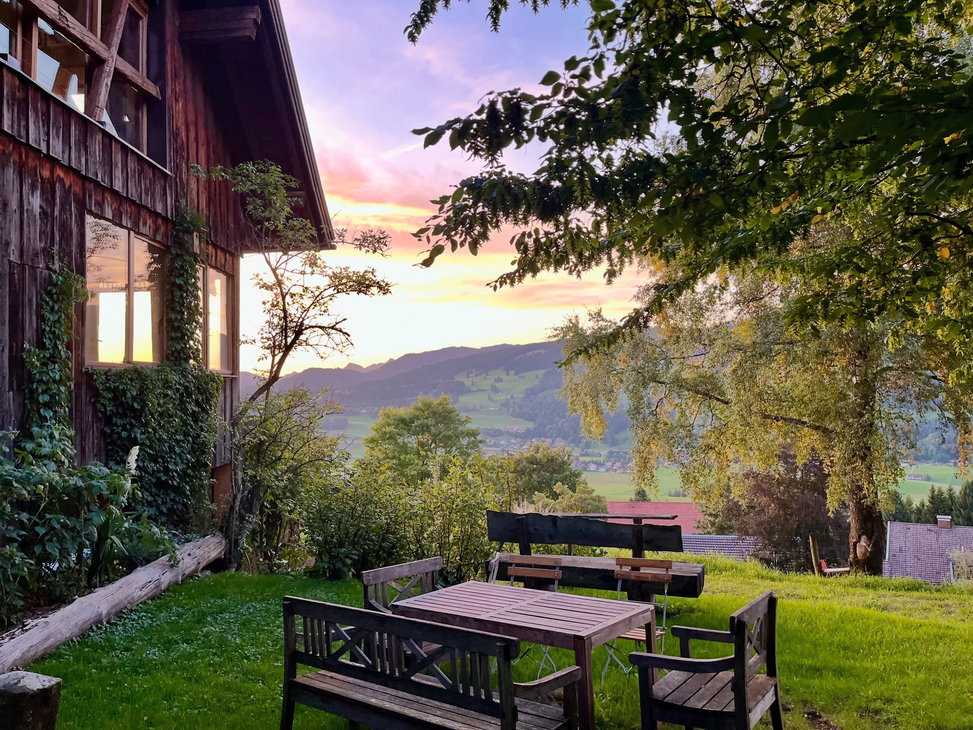 Aussicht vom Garten mit Abendrot